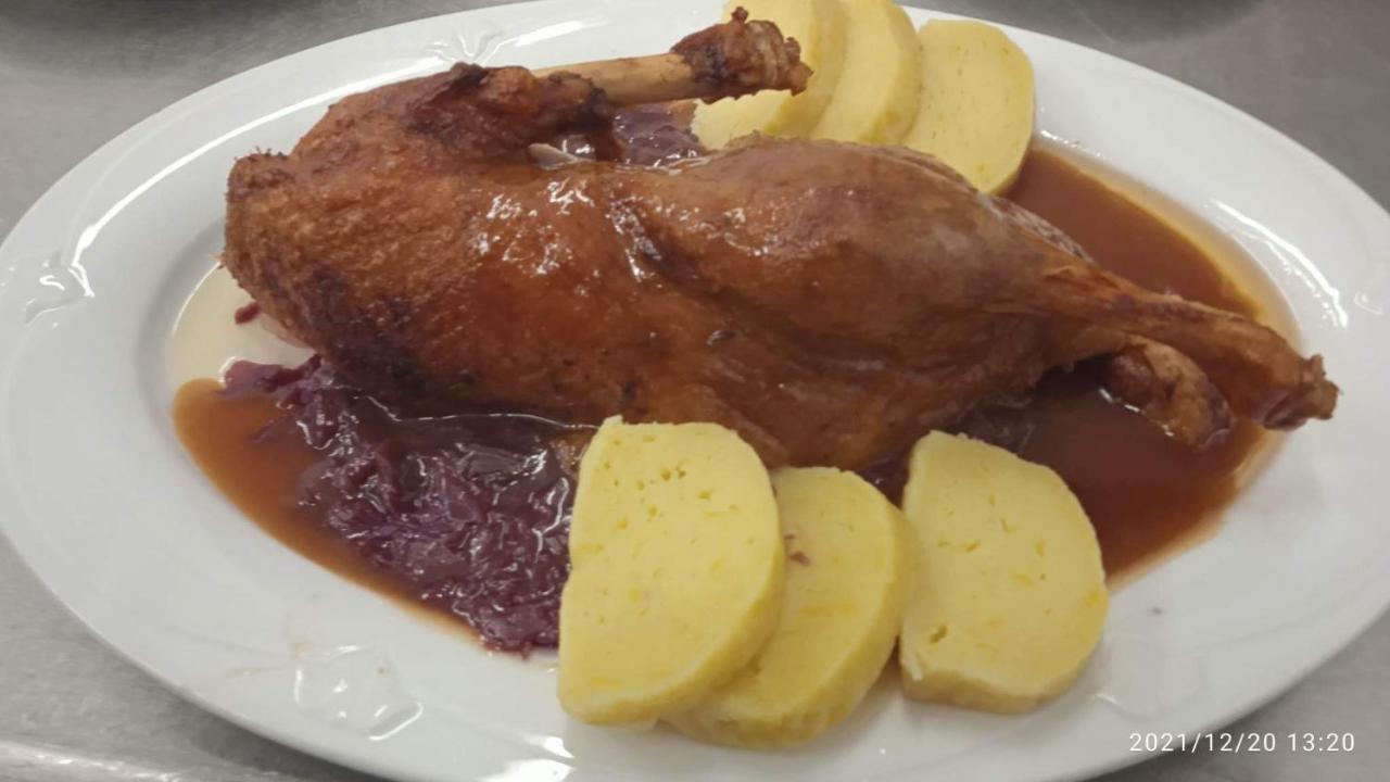 Mala Svata Hora - Penzion & Restaurace Mníšek pod Brdy エクステリア 写真