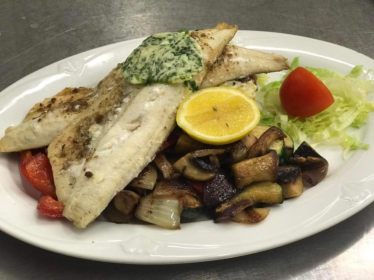 Mala Svata Hora - Penzion & Restaurace Mníšek pod Brdy エクステリア 写真