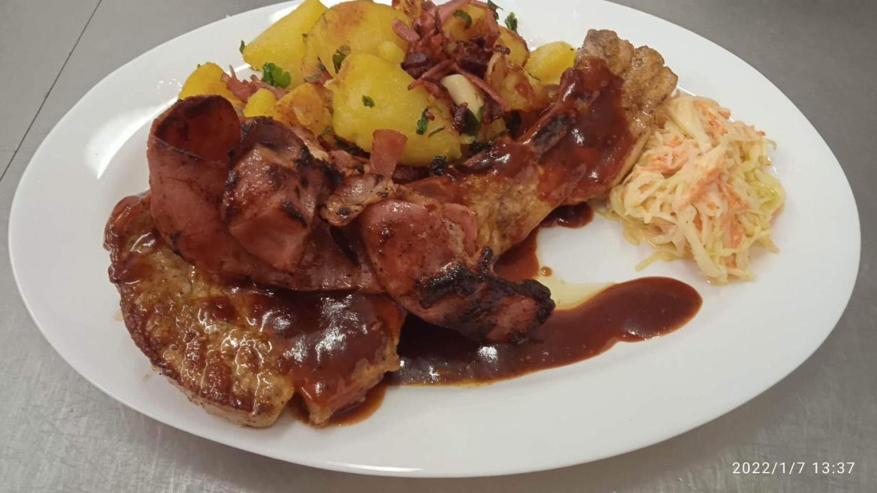 Mala Svata Hora - Penzion & Restaurace Mníšek pod Brdy エクステリア 写真