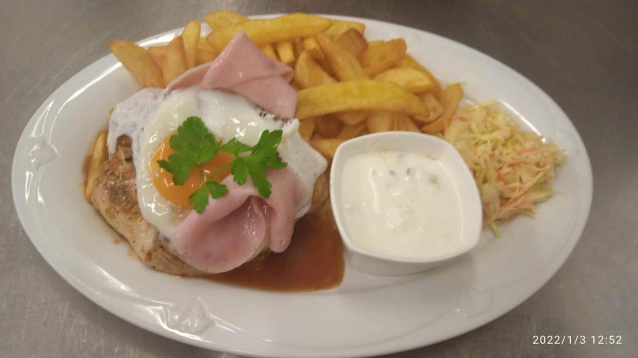 Mala Svata Hora - Penzion & Restaurace Mníšek pod Brdy エクステリア 写真