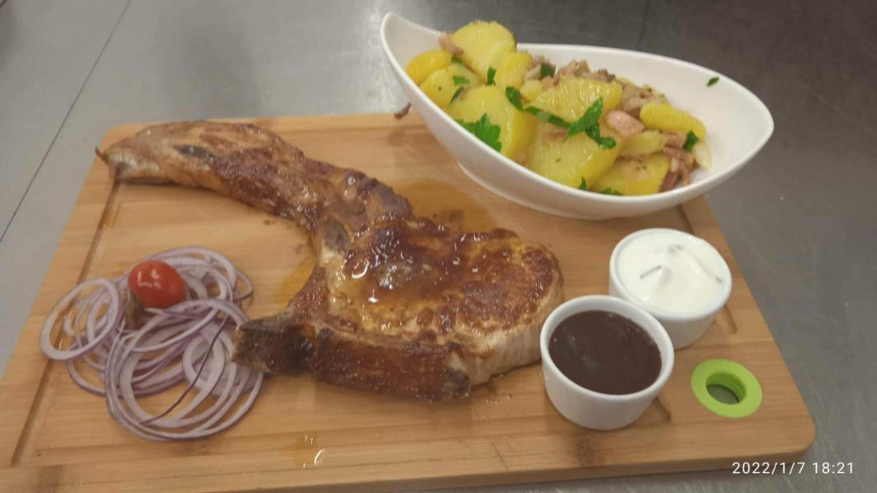 Mala Svata Hora - Penzion & Restaurace Mníšek pod Brdy エクステリア 写真