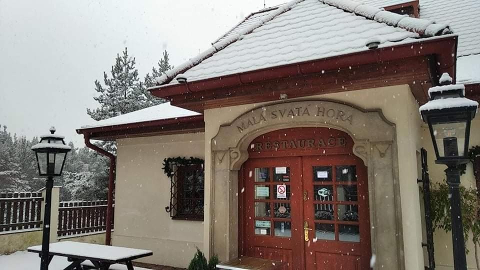 Mala Svata Hora - Penzion & Restaurace Mníšek pod Brdy エクステリア 写真