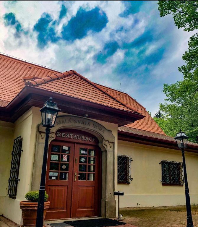 Mala Svata Hora - Penzion & Restaurace Mníšek pod Brdy エクステリア 写真